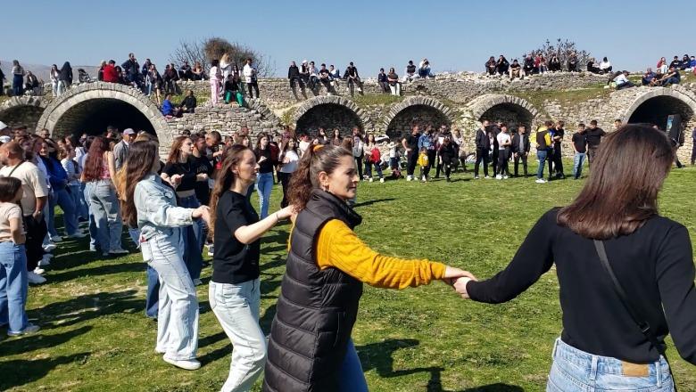 'Këngë e valle e gatime tradicionale', si po festohet Dita e Verës në Berat
