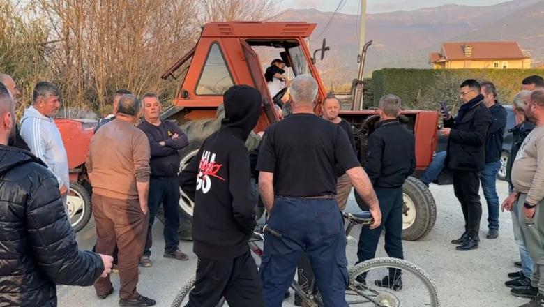 Banorët e Fushë-Milotit në protestë për rrugën e degraduar: Këtu të merret fryma në dimër e verë nga pluhurat