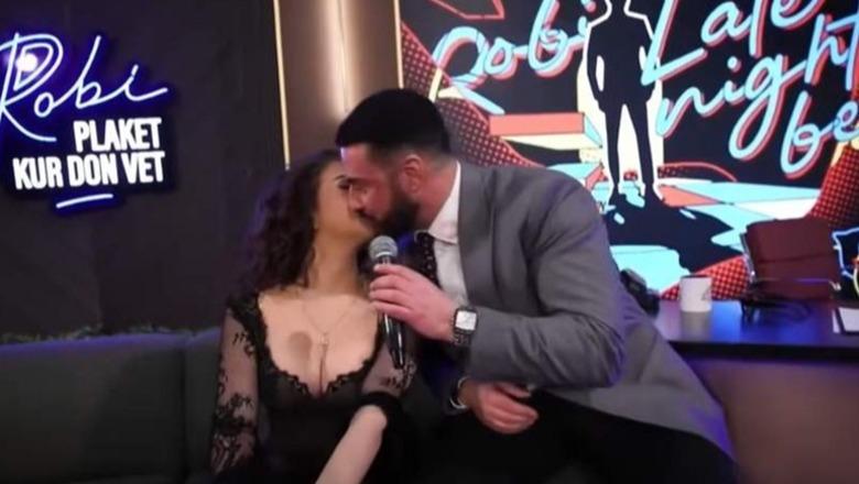 Momenti që askush s'e priste, Robert Berisha dhe Vivien Thano shkëmbejnë puthje 