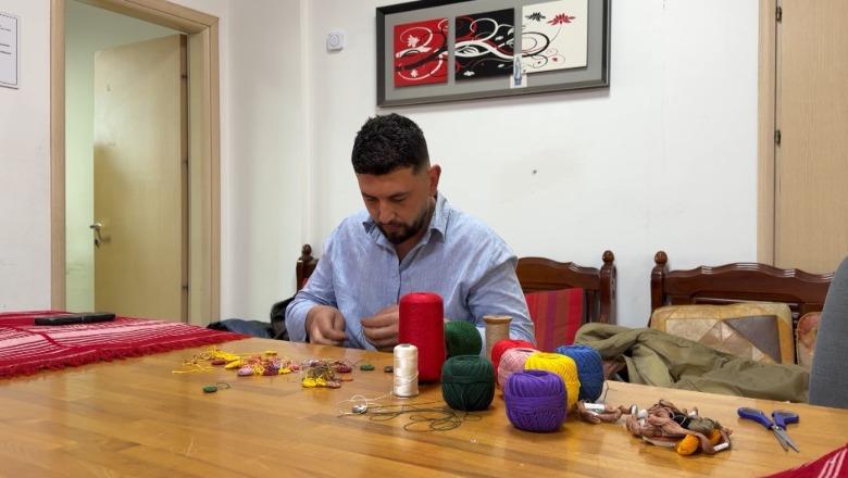 PERSONAZH/ 'E mësova nga gjyshja', njihuni me Artan Taten, i vetmi djalë që bën me mjeshtri punimet e dorës me grep dhe tezgjah