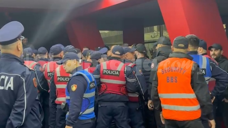 Mbyllet me dhunë Flamurtari-Elbasani, tifozët vendas tentojnë të godasin lojtarët miq! Verdheblutë marrin 3 pikët në Vlorë (VIDEO)