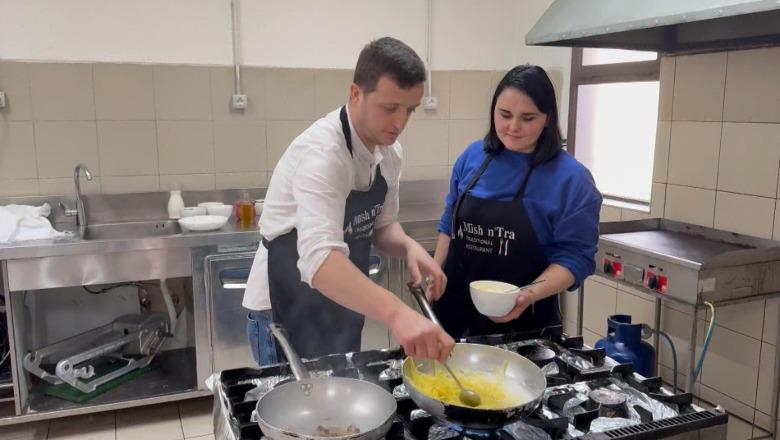 Emigroi për t’u kthyer në vendlindje! 28-vjeçari nga Fushë-Arrëzi që gatuan produkte unike shqiptare i bën thirrje të rinjve shqiptarë: Investoni në Shqipëri