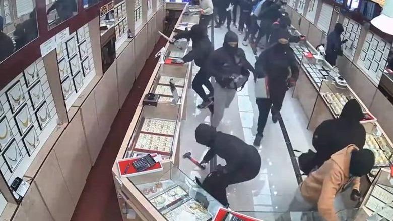 1.7 milionë dollarë për 70 sekonda, grabitje spektakolare në një dyqan bizhuterish në Kaliforni (VIDEO)