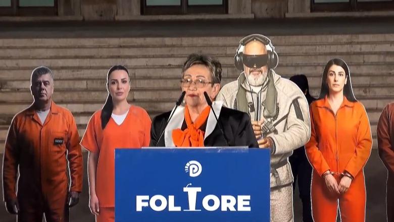 ‘Ç'të panë sytë, moj hallemadhe’, simpatizantja në Foltoren e Berishës thur poezi për Shqipërinë