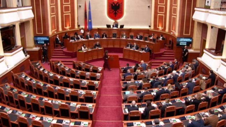 Nis seanca plenare në Kuvend për pr. rezolutën për Iranin, karriget e opozitës pothuajse bosh! Dy deputetë i qëndrojnë larg bojkotit