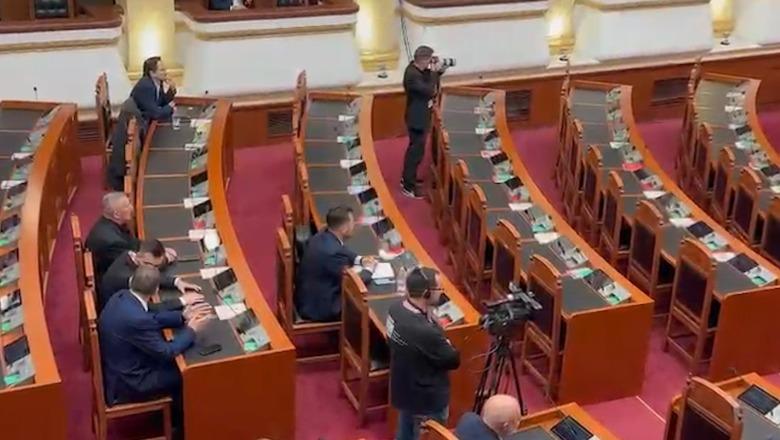 Nis seanca plenare në Kuvend për pr. rezolutën për Iranin, karriget e opozitës pothuajse bosh! Dy deputetë i qëndrojnë larg bojkotit