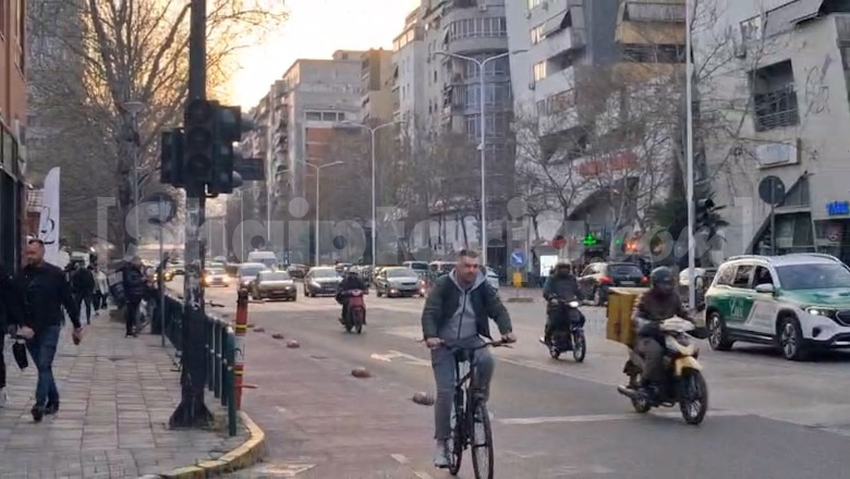 Qarkullimi në kaos, semaforët në zonën e Ish-parkut në Tiranë jashtë funksioni