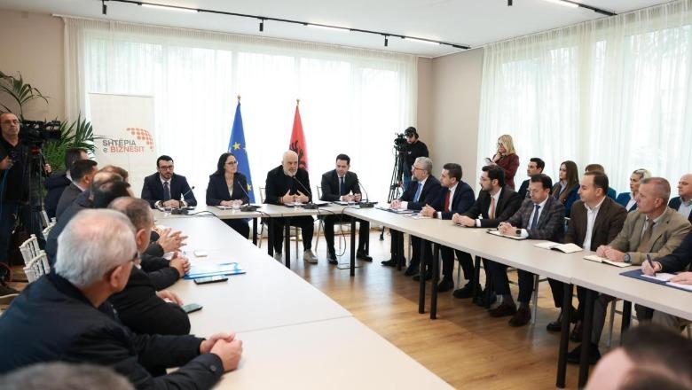 LIVE TV – Çmimet e naftës/ Rama takim me furnizuesit: Në Shqipëri rritje e moderuar, më mirë marzh fitimi më të ulët, se Bordin e Transparencës në kurriz