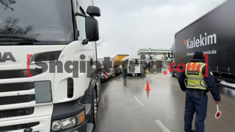 Aksident në Qafë - Plloçë, përplasen 3 kamionë dhe një furgon udhëtarësh