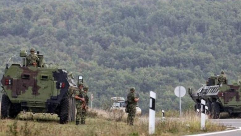 Ushtria e Serbisë zhvillon stërvitje të pazakontë me helikopterë e parashutistë pranë kufirit me Kosovën