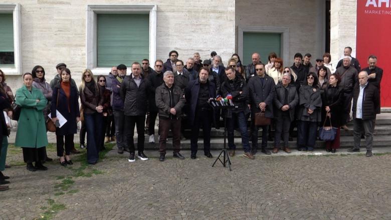 Protesta e pedagogëve të Arteve: Nuk po na njihen titujt!