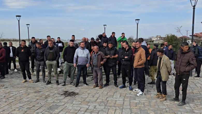 ‘Kastravecët nën kosto’, fermerët e serave në protestë: Pikat e grumbullimit e marrin prodhimin pa faturë dhe fiksojnë çmimet