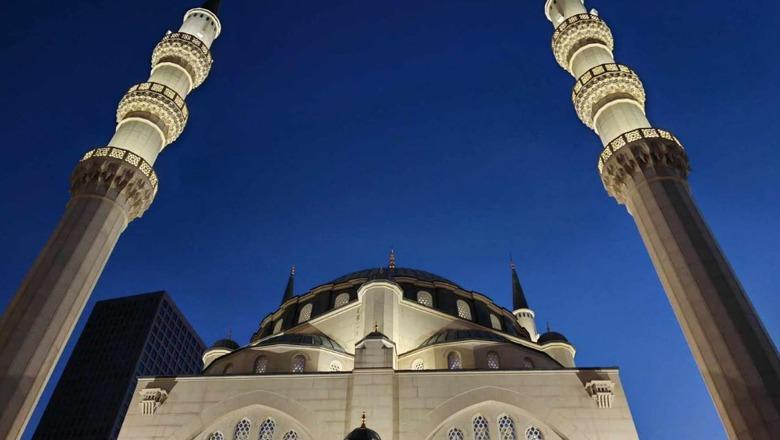 Bajram Begaj uron besimtarët myslimanë për Fitër Bajram: Qoftë agjërimi dhe përkushtimi juaj i pranuar!