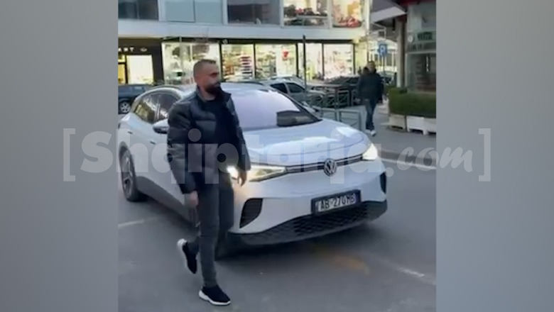 Iu gjetën 4 mijë rrënjë kanabisi në magazinën e tij, MOMENTI kur Drejtori i Burgut të Rrogozhinës vetëdorëzohet në polici