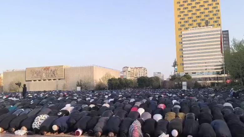 Besimtarët myslimanë falin namazin e Fitër Bajramit, kreu i KMSH: Lutjet tona shkojnë për ata që vuajnë
