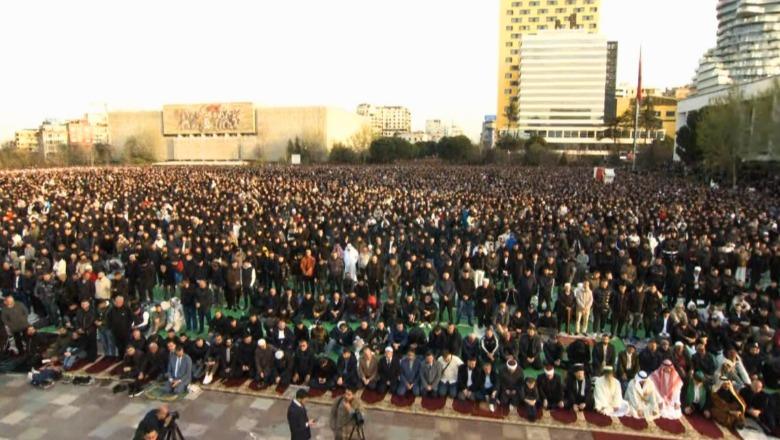 Besimtarët myslimanë falin namazin e Fitër Bajramit, kreu i KMSH: Lutjet tona shkojnë për ata që vuajnë