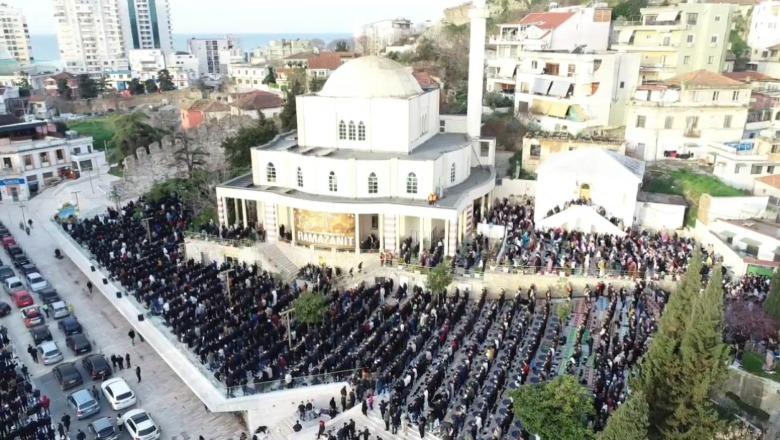 Fitër Bajrami në Durrës, qindra besimtarë bashkohen në shesh për faljen e namazit