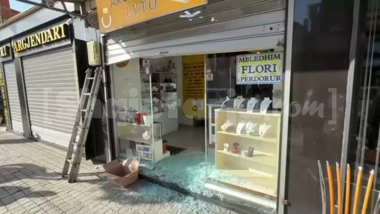 Argjendaria në Pogradec sërish në objektivin e hajdutëve, pronari: Kanë tentuar mbi 3 herë, autorët s’janë gjendur! Kësaj radhe ikën duarthatë