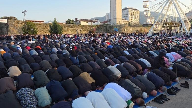 Falja e namazit të Fitër Bajramit në Elbasan, në fokus solidariteti e ndihma për nevojtarët