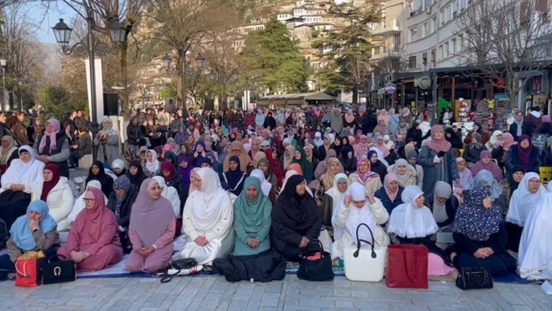 Fitër Bajrami në Berat, besimtarët organizojnë panair ëmbëlsirash për bamirësi