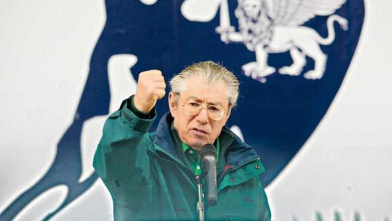 Nga lider i adhuruar në figurë e përjashtuar, vitet e fundit të Umberto Bossit mes sëmundjes dhe braktisjes