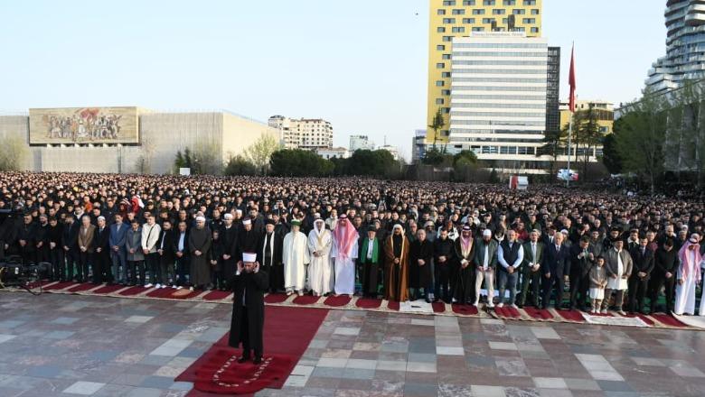Muaji i sakrificës përfundon me festën e Fitër Bajramit, politika dhe ndërkombëtarët urojnë besimtarët myslimanë