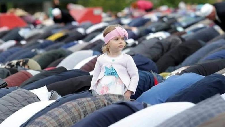 'Përpara Zotit të gjithë njësoj jemi' Spiropali uron besimtarët për Fitër Bajram: Vetëm sakrifica na afron me të vërtetën!