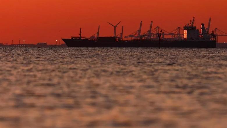 SHBA heq sanksionet dhe lejon tregtimin e 140 milionë fuçive naftë iraniane të bllokuar në det