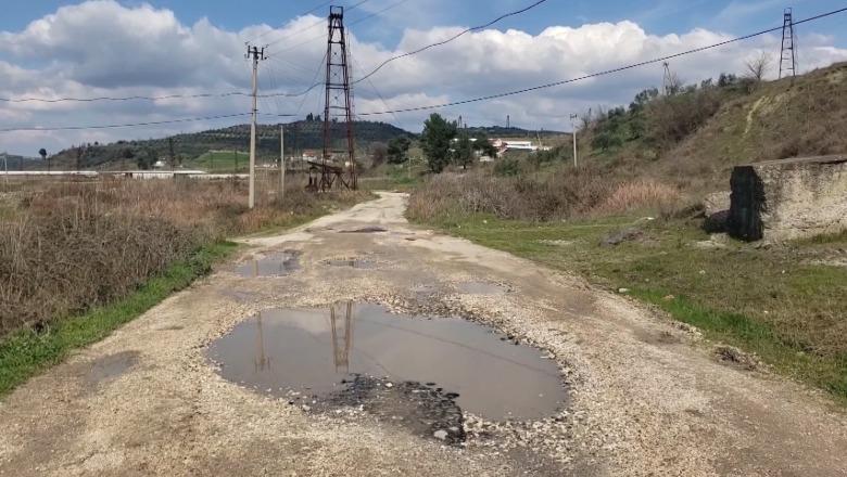 Kuçova e naftës pa rrugë e kanalizime, ankohen banorët: Këtu del 'ari i zi' dhe ne s’kemi rrugë! Eshtë turp i botës