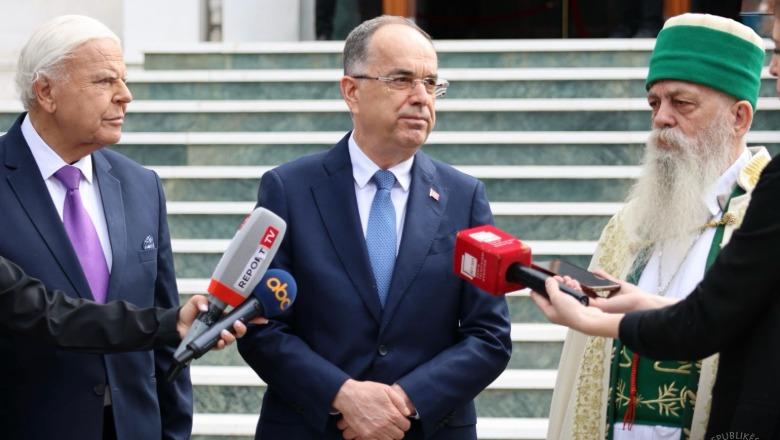 Presidenti Begaj uron besimtarët për ditën e Sulltan Nevruzit krah Baba Mondit: Sa më shumë paqe, begati dhe lumturi për çdo shqiptar