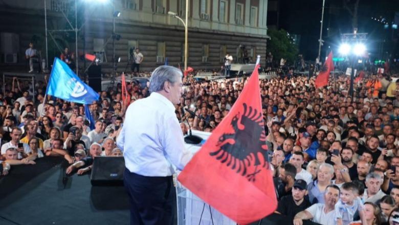 Akuzohen për korrupsion, por protestojnë kundër tij...