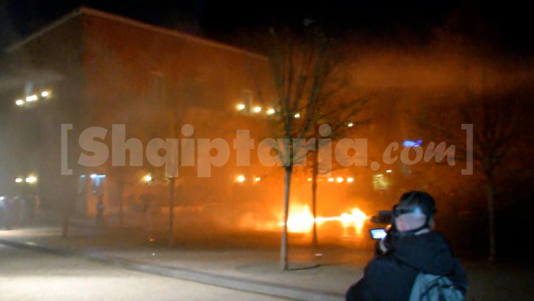 Përshkallëzon sulmi i militantëve të PD, vërvitin molotovë drejt selisë së PS