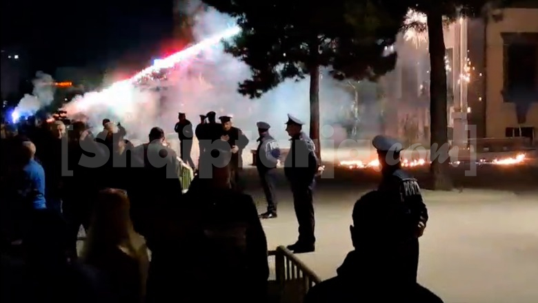 Sulmohet me molotovë Ministria e Infrastrukturës dhe Energjisë, ‘fishekzjarrë feste’ për shkarkimin e Ballukut (VIDEO)