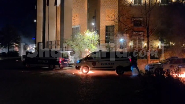 Sulme përpara Bankës së Shqipërisë, marrin flakë automjetet e policisë nga molotovët