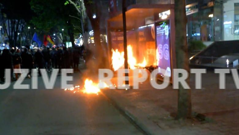 Vijon marshimi pa itinerar i protestuesve të PD, molotovë drejt koshave të mbeturinave e stacioneve të autobusëve