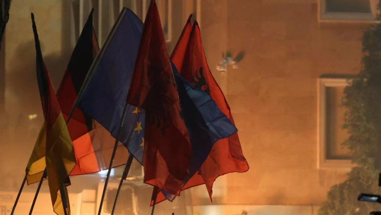 PD injoron thirrjet e ndërkombëtarëve, Balla: Hedhin molotovë me flamujt e BE-së