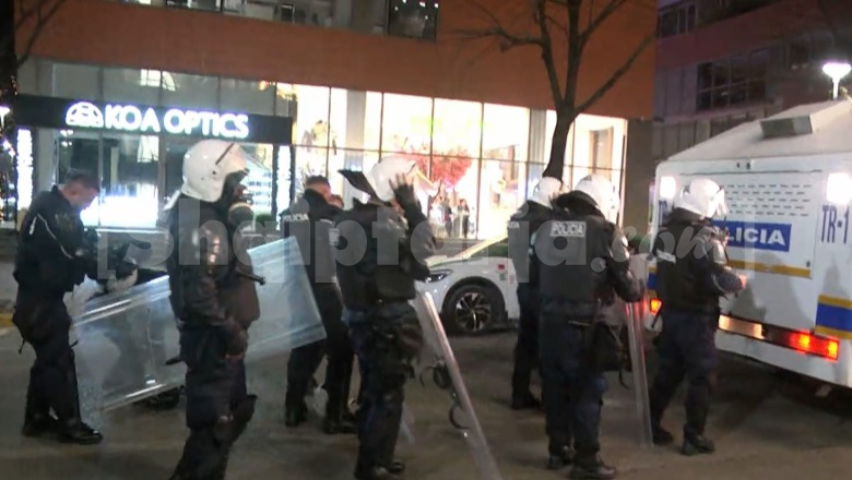 Policia shpërndan protestuesit e PD me gaz lotsjellës e ujë