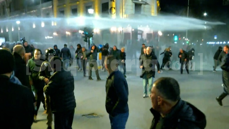 Protesta e PD/ Policia u bllokon rrugën drejt Parlamentit, molotovë e gaz lotsjellës te xhamia e Namazgjasë