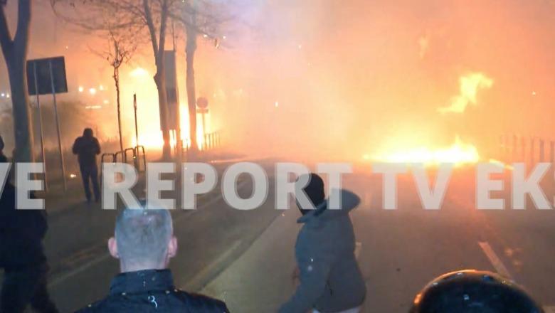 U sulmuan me molotovë nga militantët e Berishës, 2 policë dërgohen te Trauma