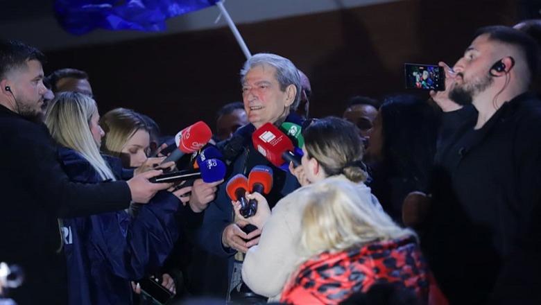 ‘E tmerruat Edi Ramën!’ Berisha përsërit thirrjen për largimin e kryeministrit: Jep dorëheqjen ose do të të tërheqim siç s’ta pret mendja! (VIDEO)