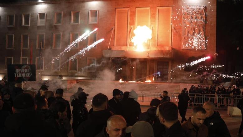 Protesta e PD, breshëri molotovësh drejt Kryeministrisë, 'Infrastrukturës' dhe afër selisë së PS! Militantët e Berishës sulmojnë edhe efektivët pranë Kuvendit