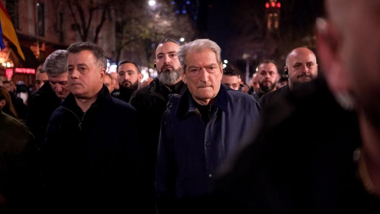Protesta, Salianji ironizon Berishën: Prodhuat vetëm një xhiro në bulevard, pritet të largohej Balluku që të hidhnit molotovë të ministria