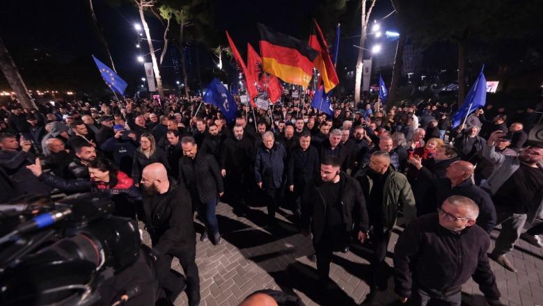 Mero Baze: Një flamur gjerman për molotovët e revolucionit