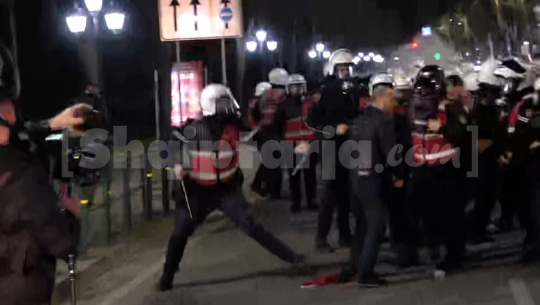 Efektivi i policisë s’duron kur sheh flamurin kombëtar në tokë, gjesti i tij tërheq vëmendjen (VIDEO)