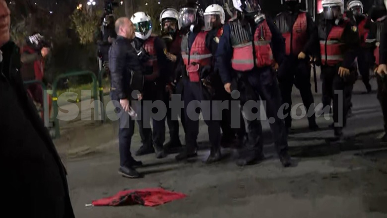Efektivi i policisë s’duron kur sheh flamurin kombëtar në tokë, gjesti i tij tërheq vëmendjen (VIDEO)
