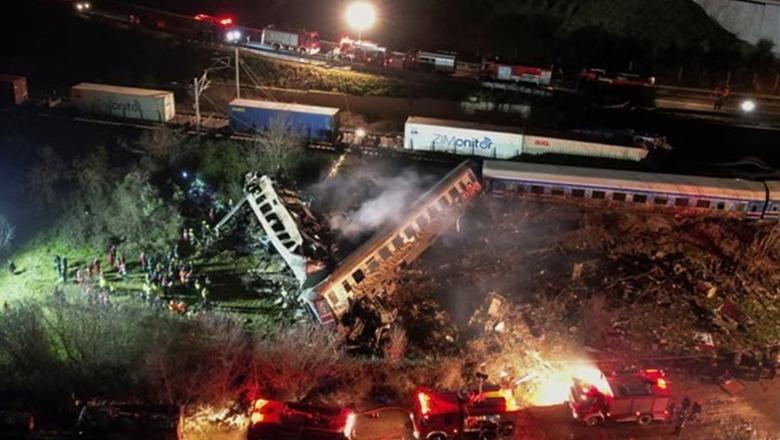 Tragjedia hekurudhore në Tempi, nis gjyqi i shumëpritur! Familjarët e 57 viktimave kërkojnë drejtësi: Duam ndëshkim për përgjegjësit!