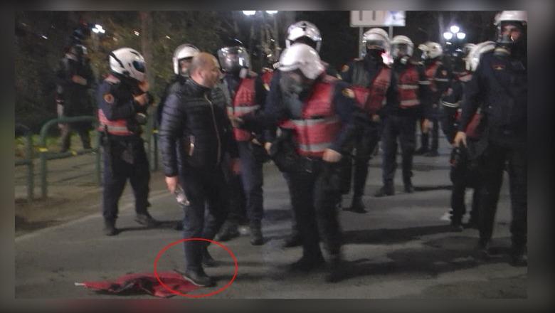 Xhelal Mziu shkel flamurin kombëtar, efektivi s’duron kur e sheh në tokë, gjesti i tij tërheq vëmendjen (VIDEO)