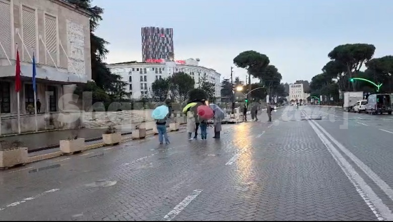Ishte thirrur kundër rritjes së çmimit të naftës, dështon protesta para Kryeministrisë! Në shesh thuajse asnjë i pranishëm (VIDEO)