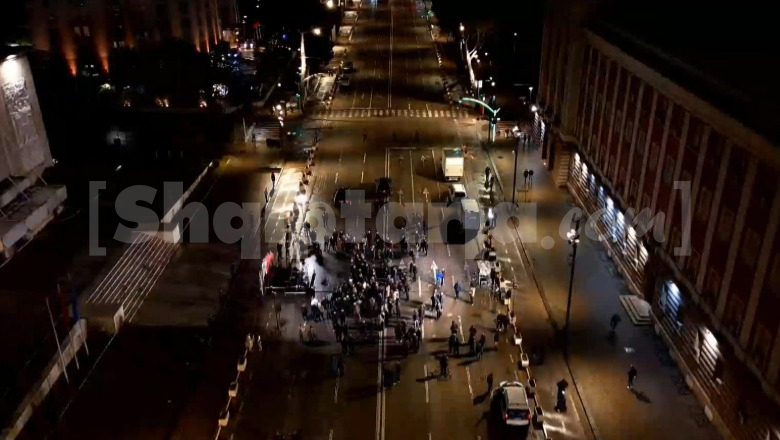 PAMJET ME DRON/ Një ditë pas protestës së dhunshme, Berisha braktiset edhe nga militantët në ‘Foltoren’ para Kryeministrisë