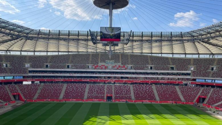 Kupa e Botës/ Fusha e bërë enkas për Shqipërinë, Polonia ‘ndihmë’ nga jashtë për të mposhtur kuqezinjtë! Brenda dhomës së zhveshjes së Kombëtares në Varshavë (VIDEO)